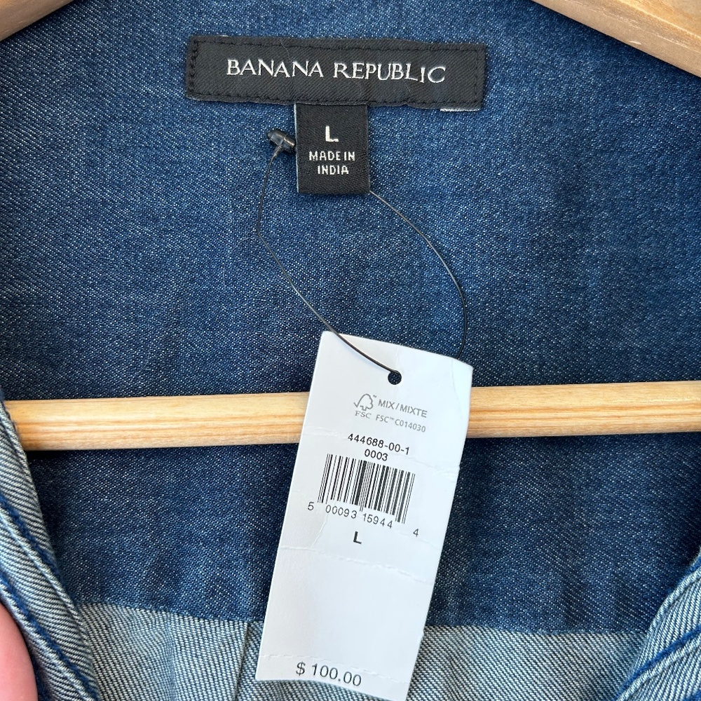 Banana Republic Women's Denim Tuxedo shirt, size L, NWT - Picture 5 of 5